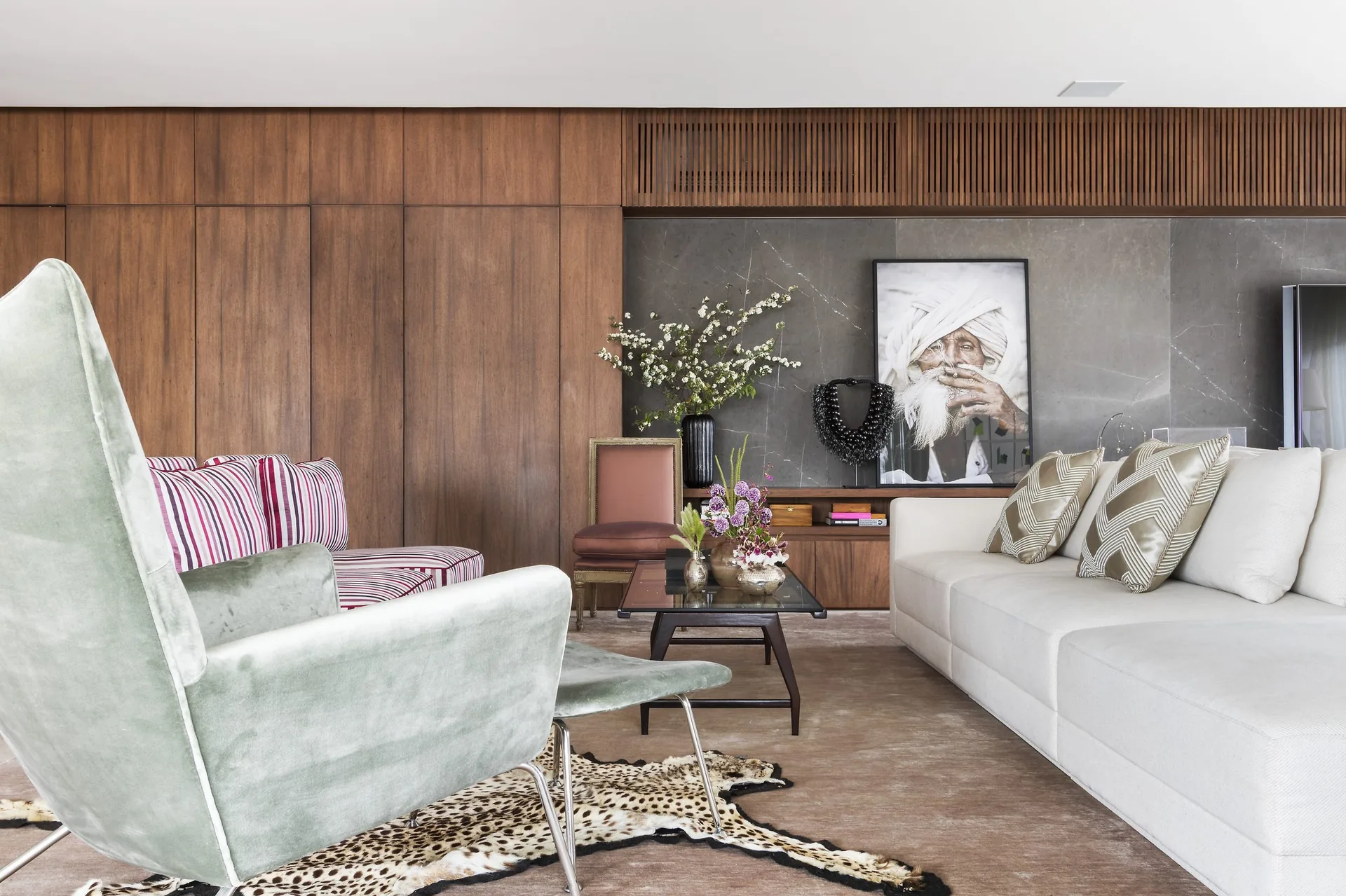Interior residencial de alto padrão projetado por Gustavo Paschoalim Arquitetura