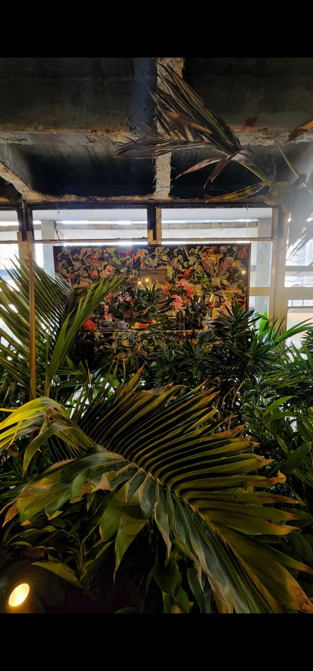 Painel floral e vegetação tropical no ambiente CASACOR BADEBEC Restaurante Tropical