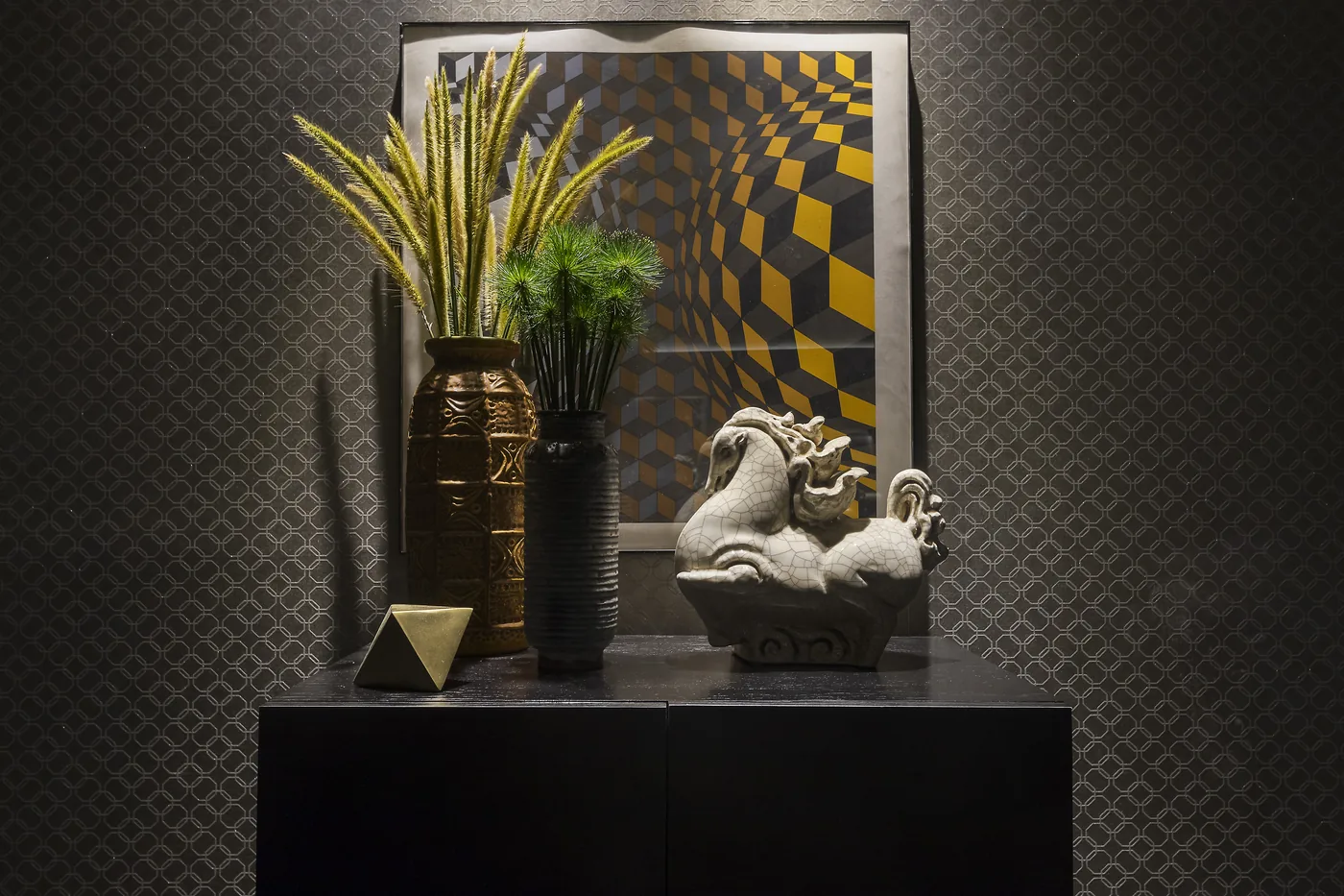 Detalhe de vasos, escultura e quadro geométrico no Chalé Urbano