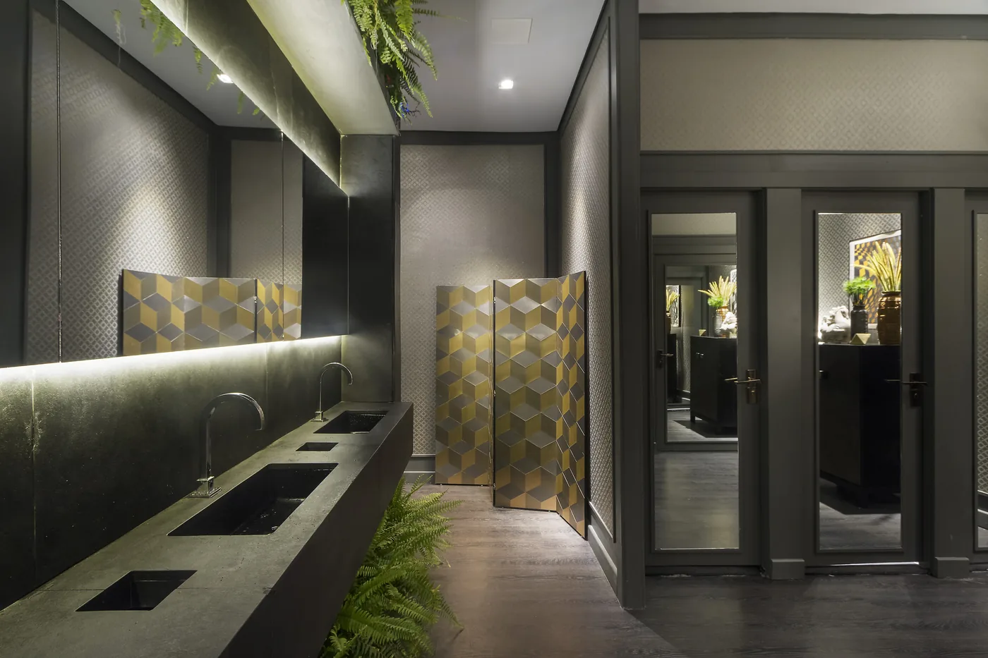 Lavabo do Chalé Urbano com bancada escura, espelho e biombo geométrico