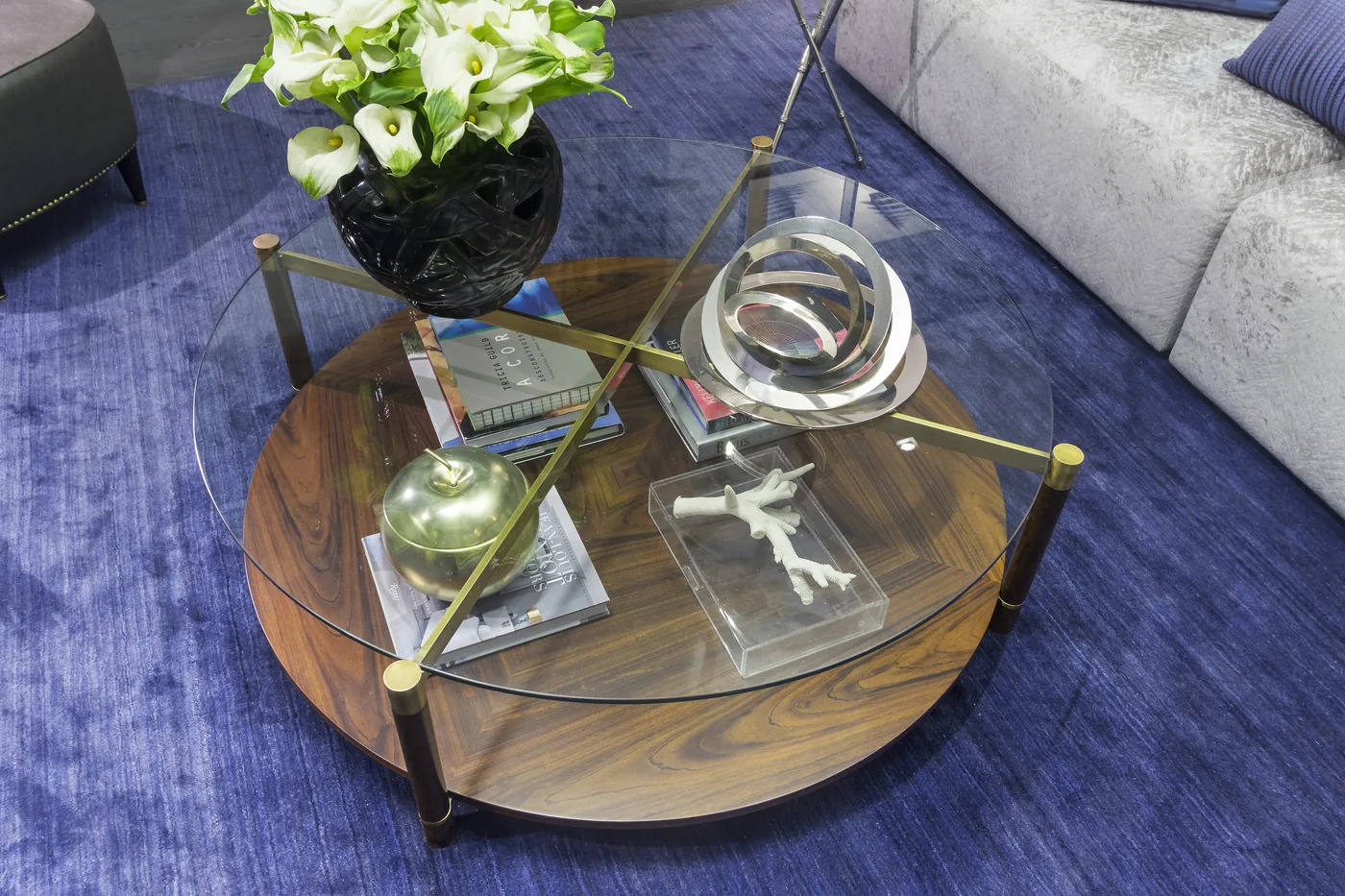 Detalhe da mesa de centro sobre tapete azul no Chalé Urbano