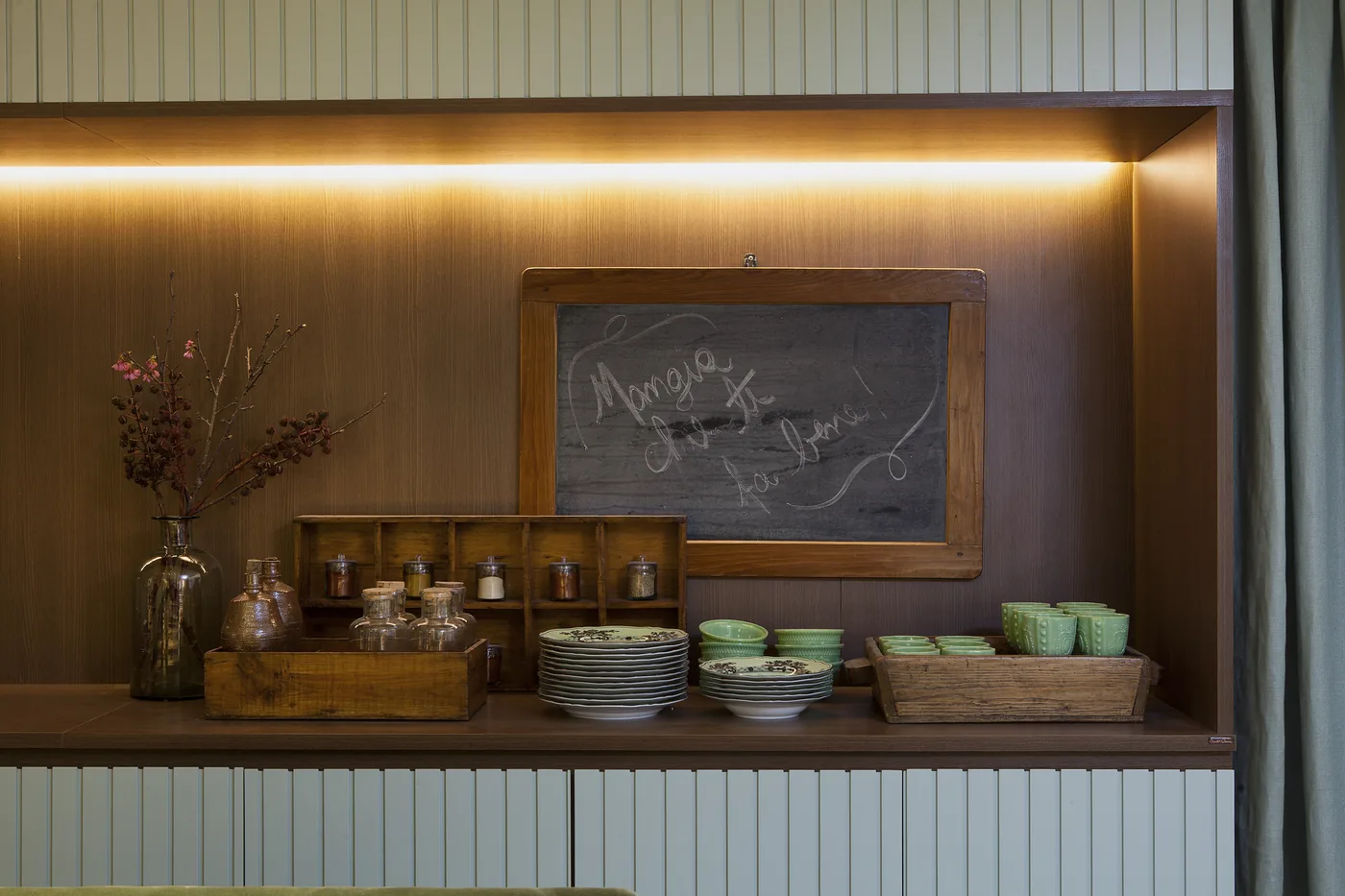 Aparador iluminado da Sala de Almoço CASACOR com louças, quadro e objetos decorativos