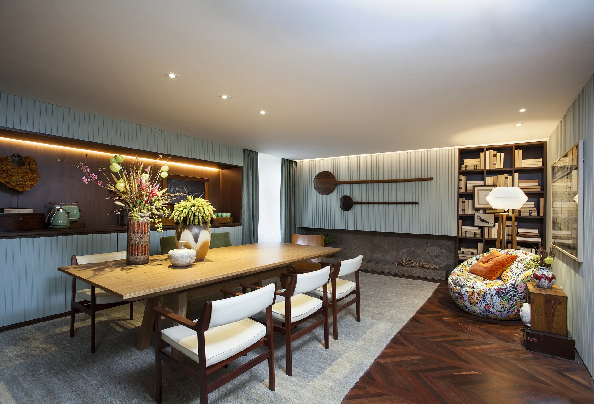 Sala de Almoço CASACOR por Gustavo Paschoalim Arquitetura com mesa central, flores e marcenaria