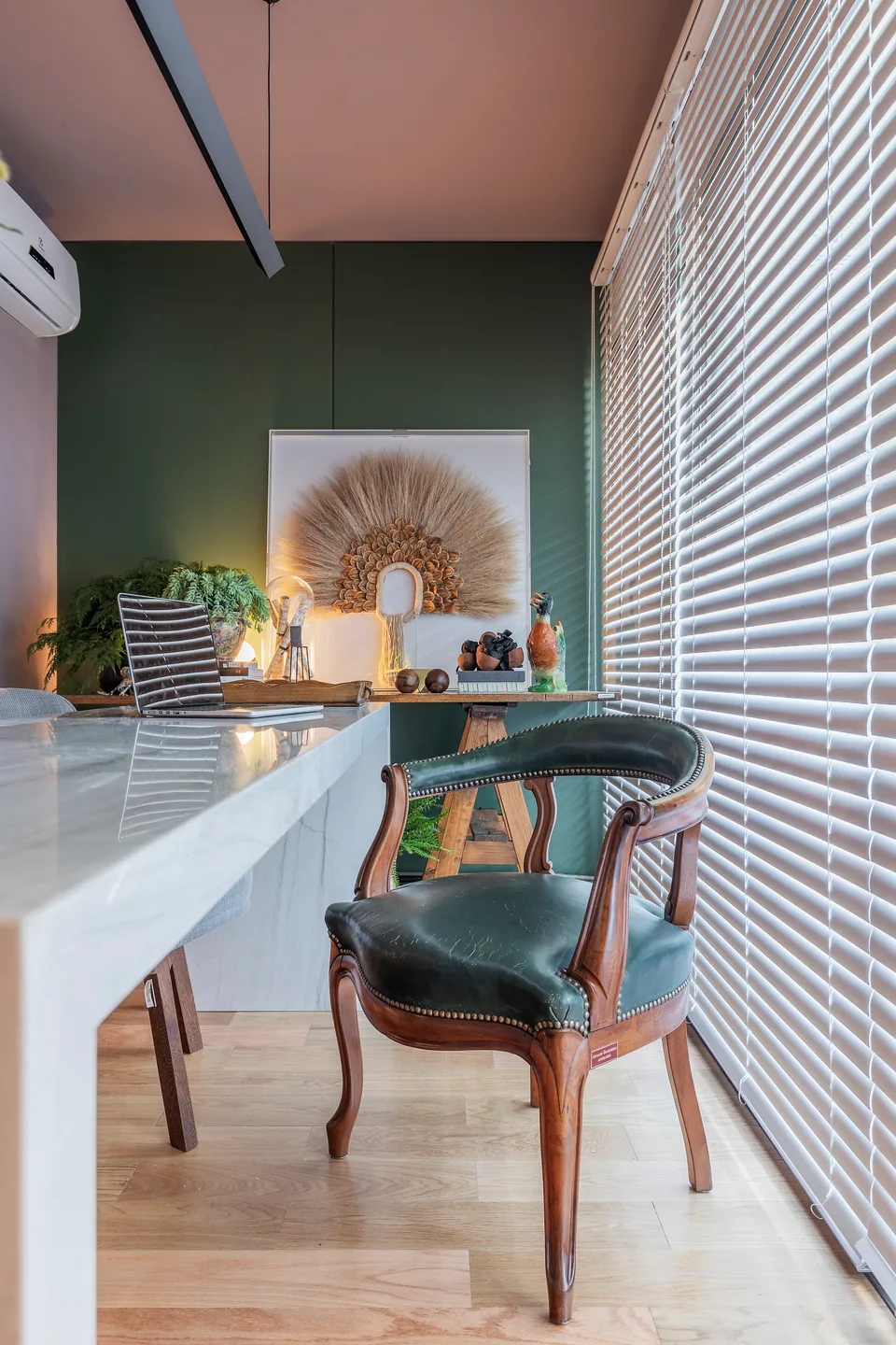 Mesa lateral com livros CASACOR, plantas e peça decorativa em fibra natural