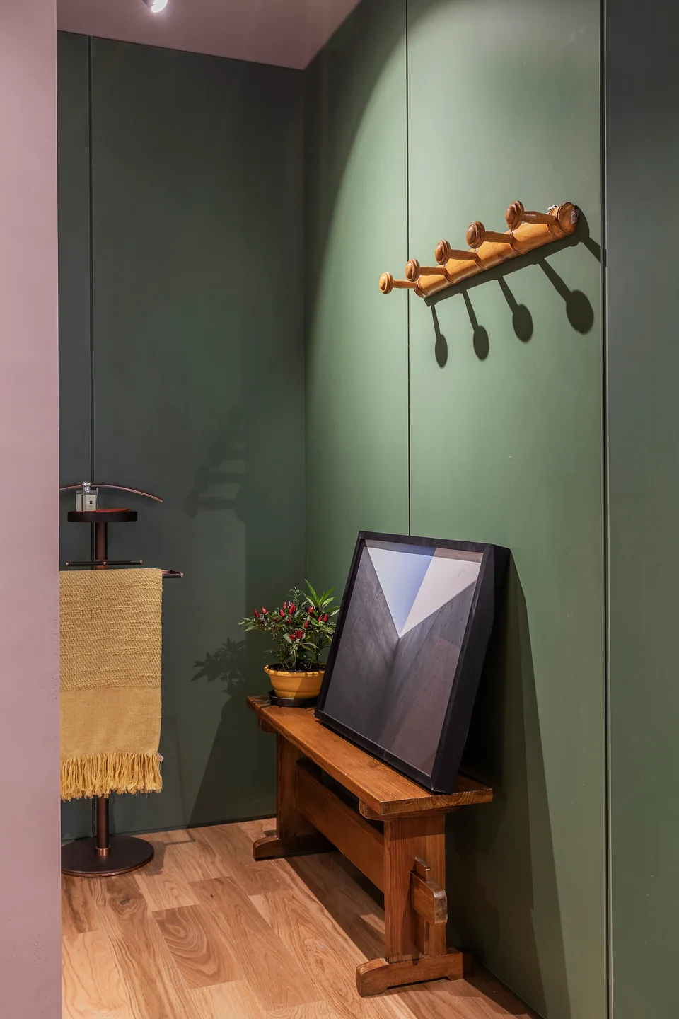 Sala de reunião com mesa de mármore, persianas e vegetação