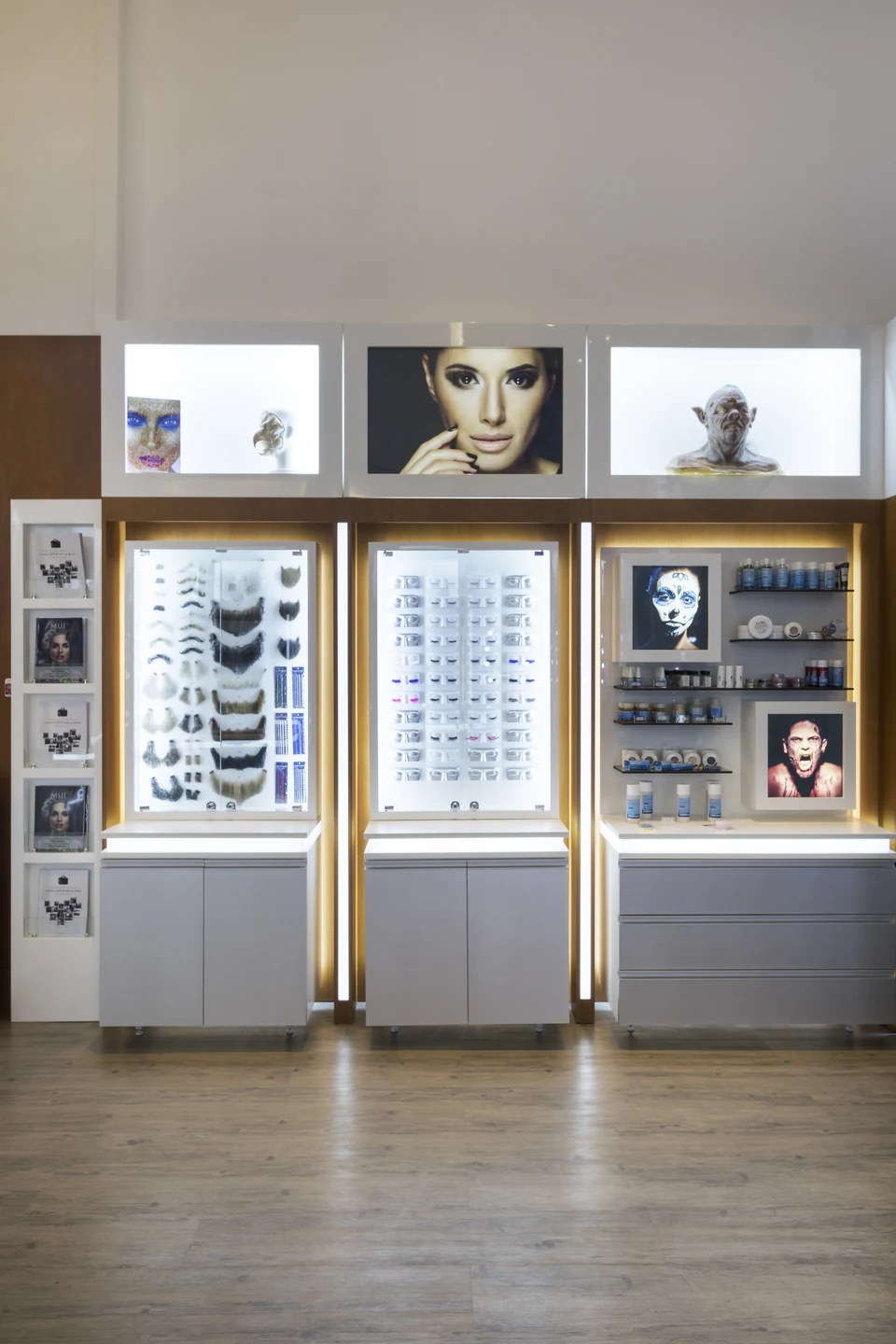 Expositores de cílios, maquiagem artística e produtos de efeitos especiais na Kryolan Flagship.