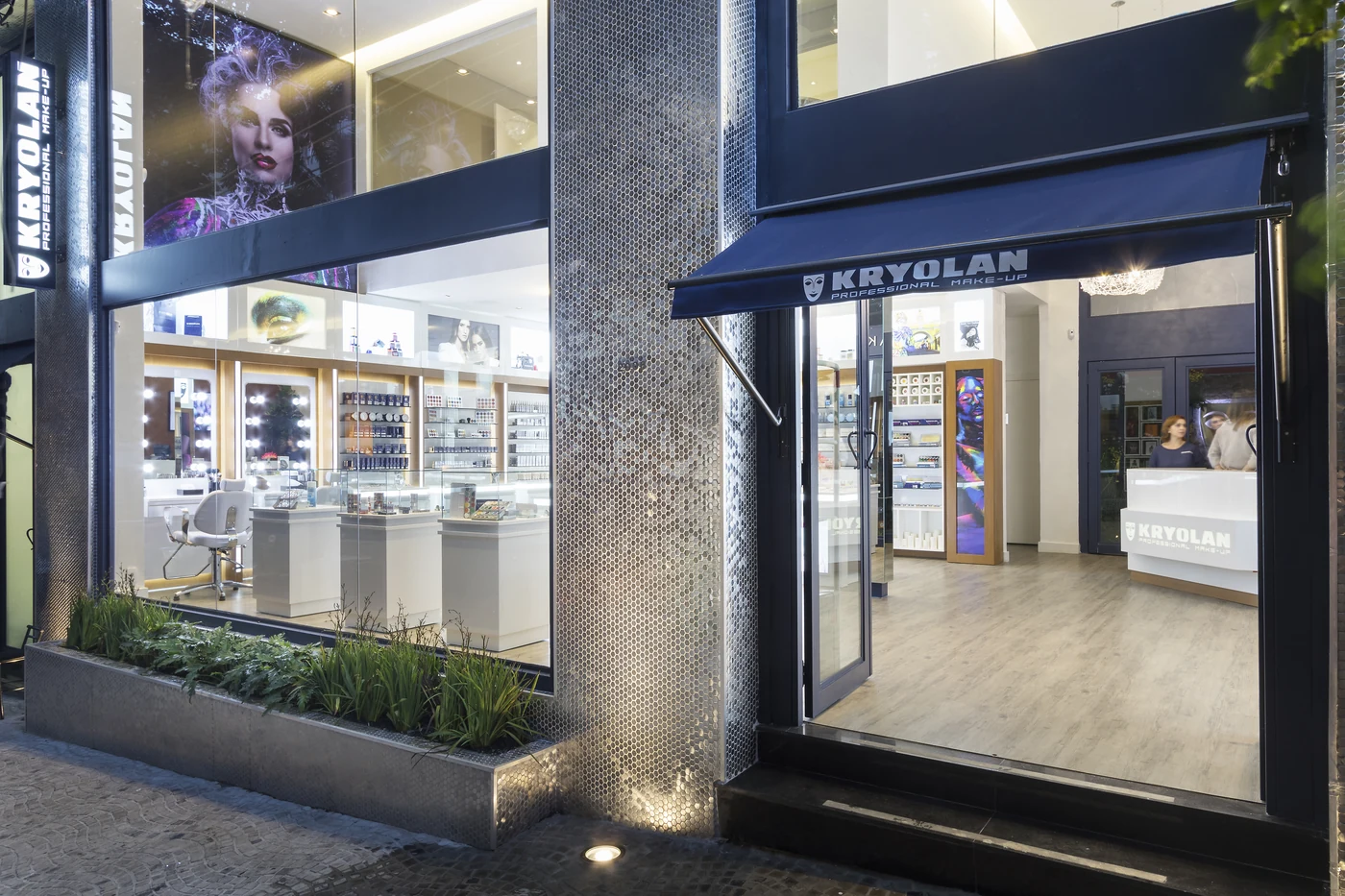 Fachada da Kryolan Flagship com vitrine iluminada e entrada em vidro.