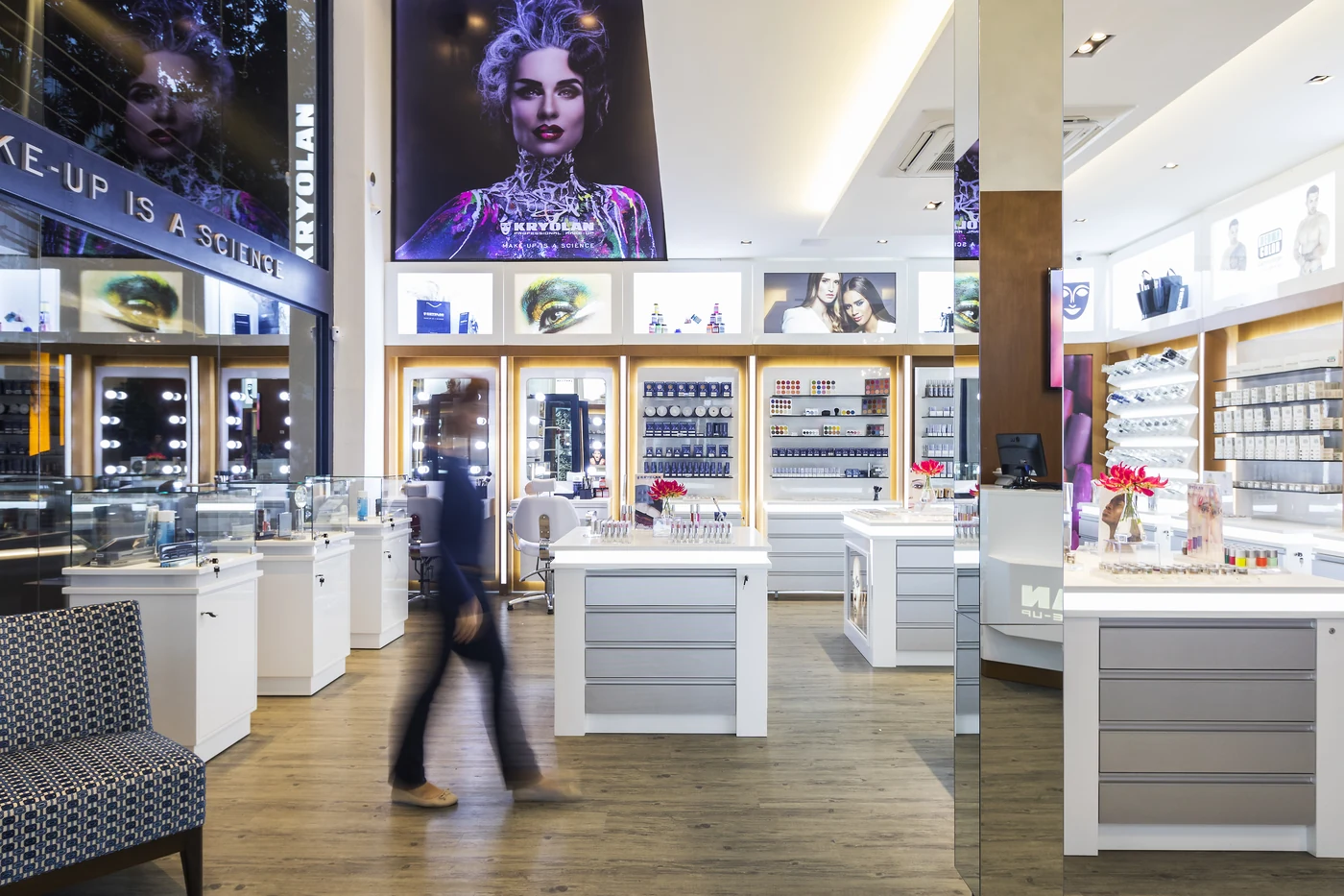 Ambiente interno da Kryolan Flagship com displays iluminados e circulação central.