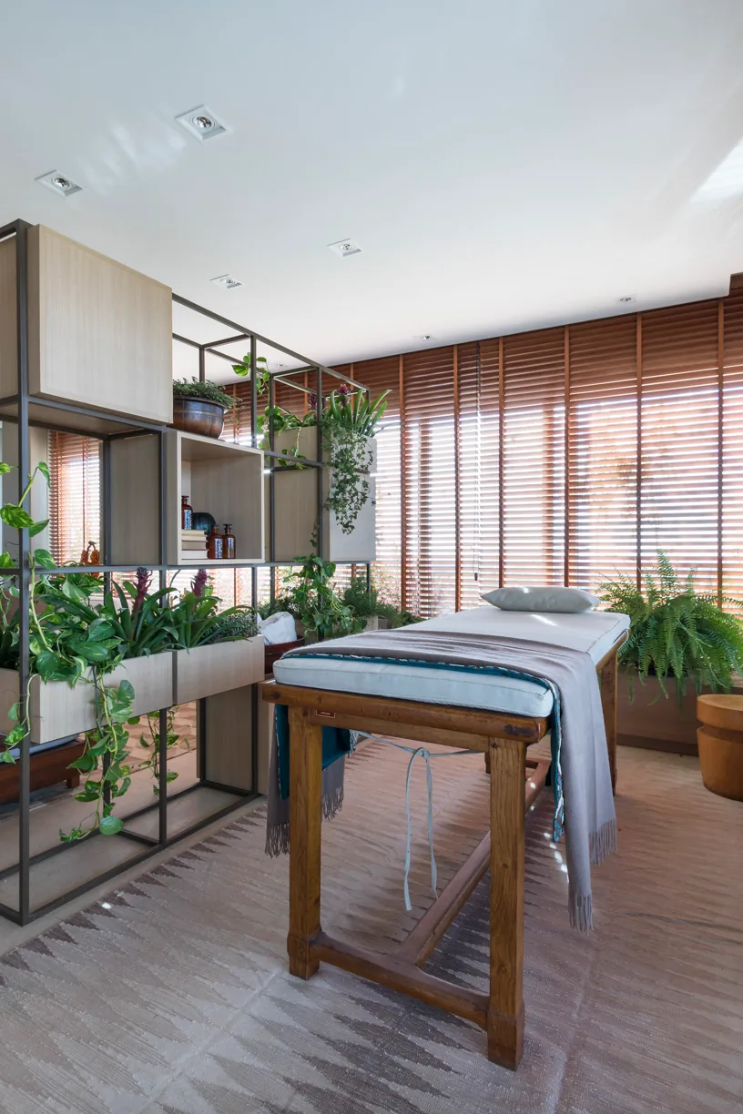 Banheira do spa residencial com painel de madeira, cadeira e peça decorativa artesanal